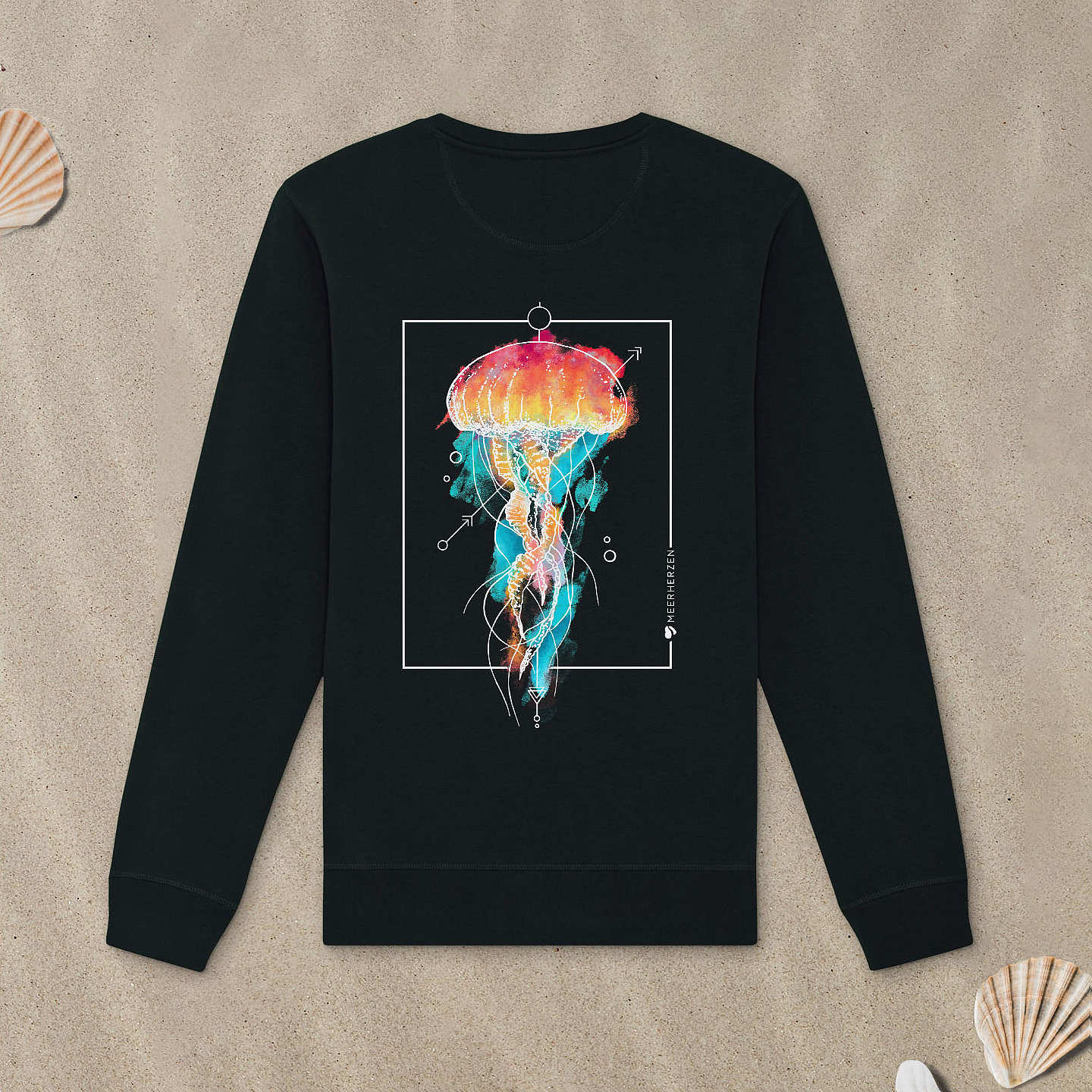 Schwarzes Sweatshirt mit Qualle-Motiv mit Aquarell-Farben liegt im Sand.