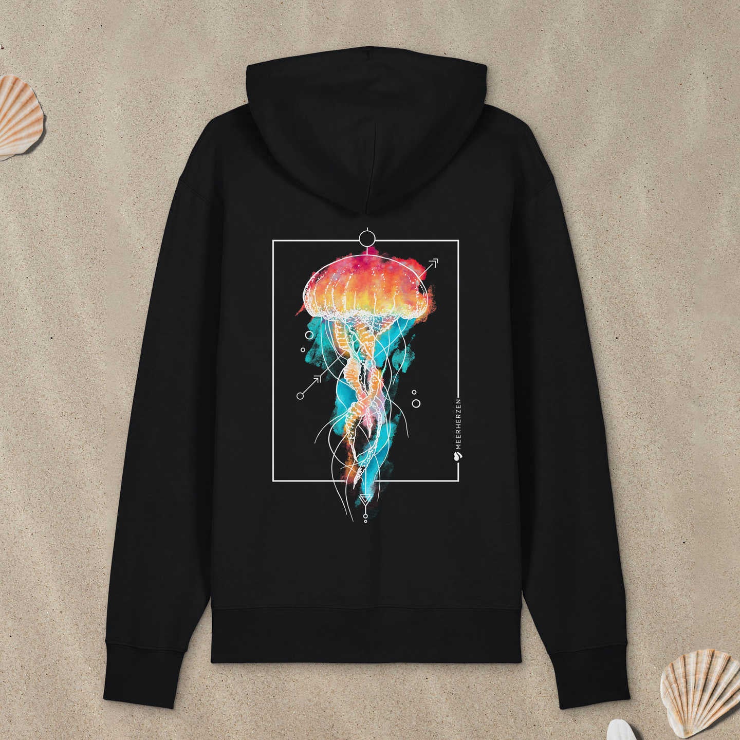 Schwarzer Hoodie Zipper mit Qualle-Motiv mit Aquarell-Farben liegt im Sand.