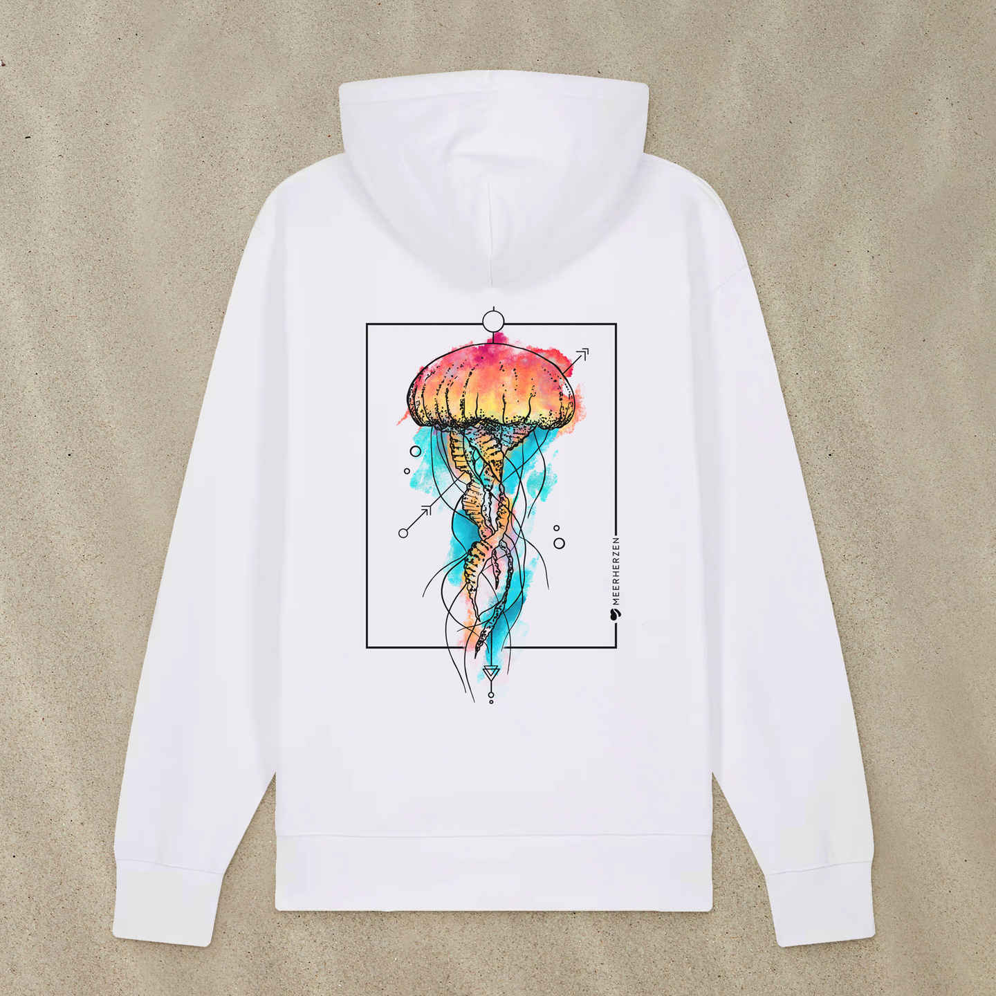 Weißer Hoodie Zipper mit Qualle-Motiv mit Aquarell-Farben liegt im Sand.