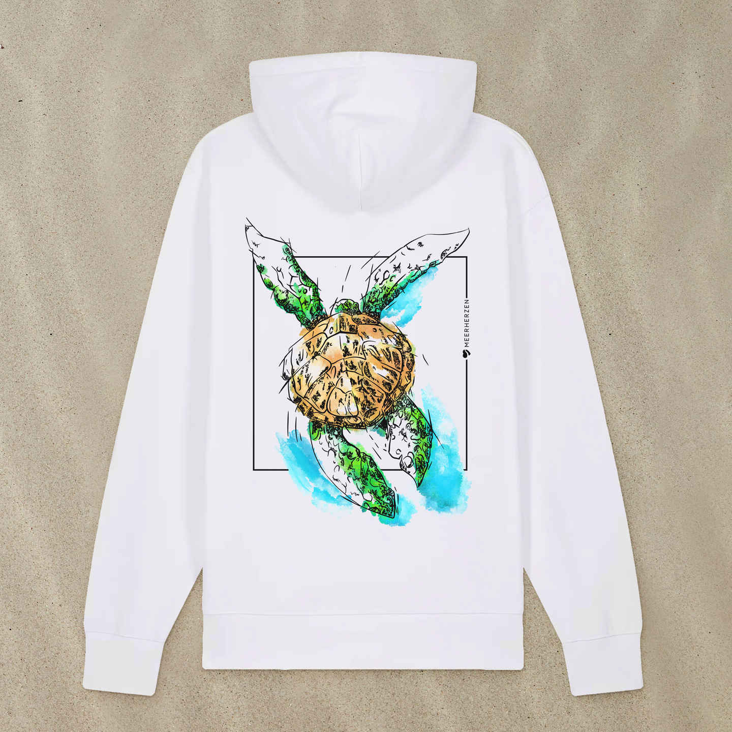 Weißer Hoodie Zipper mit Meeresschildkröte-Motiv mit Astrologie-Elementen liegt im Sand.