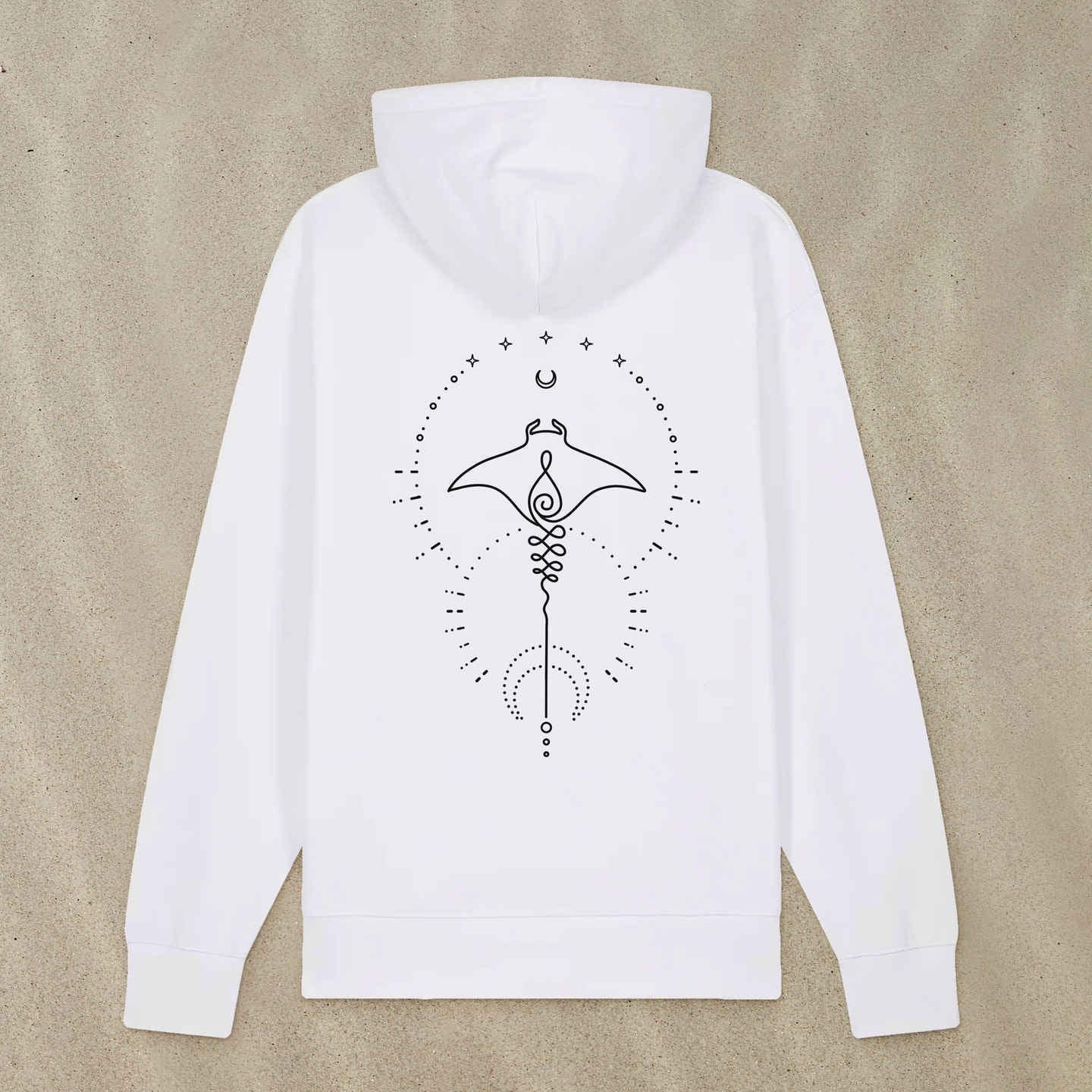 Weißer Hoodie Zipper mit Manta-Motiv mit Astrologie-Elementen liegt im Sand.