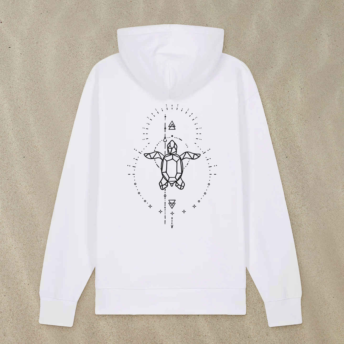 Weißer Hoodie Zipper mit Meeresschildkröte-Motiv mit Astrologie-Elementen liegt im Sand.