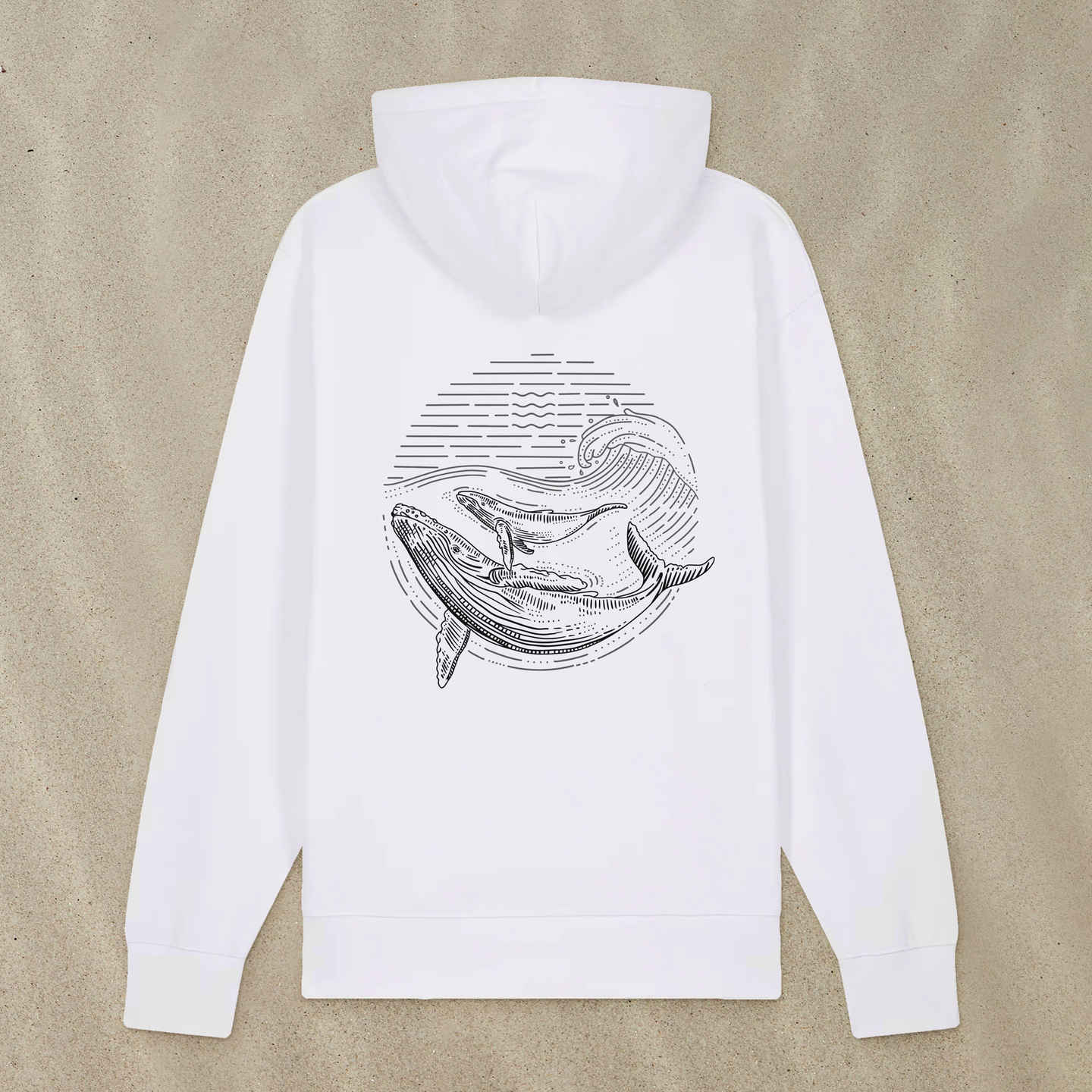 Weißer Hoodie mit Buckelwal-Motiv im Lineart-Stil liegt im Sand.