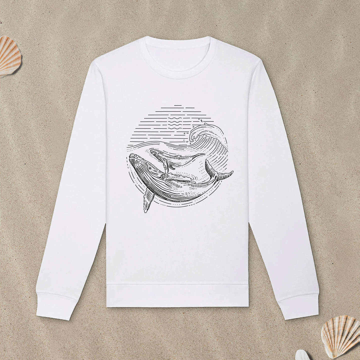Weißes Sweatshirt mit Buckelwal-Motiv im Lineart-Stil liegt im Sand.