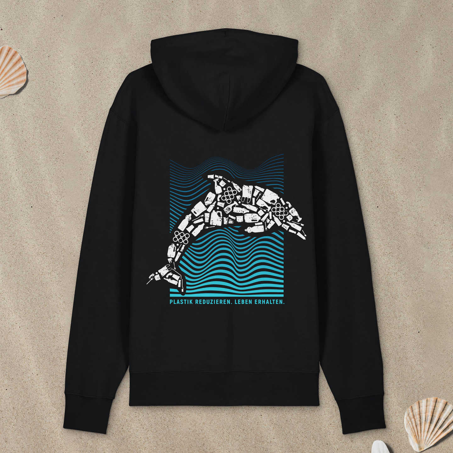 Schwarzer Hoodie mit Delfin-Motiv liegt im Sand.