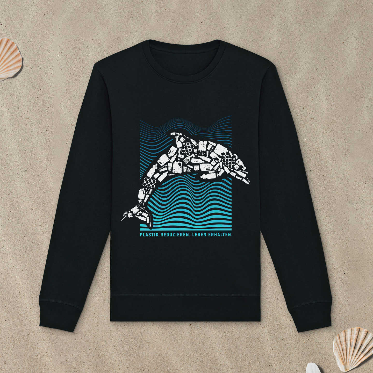 Schwarzes Sweatshirt mit Delfin-Motiv liegt im Sand.