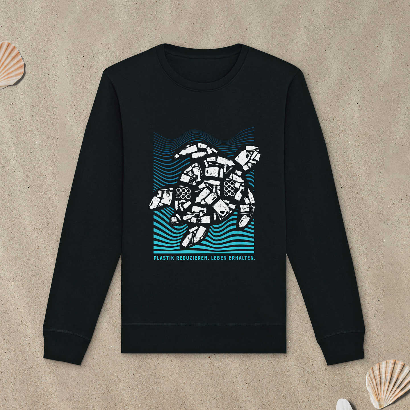 Schwarzes Sweatshirt mit Meeresschildkröte-Motiv liegt im Sand.
