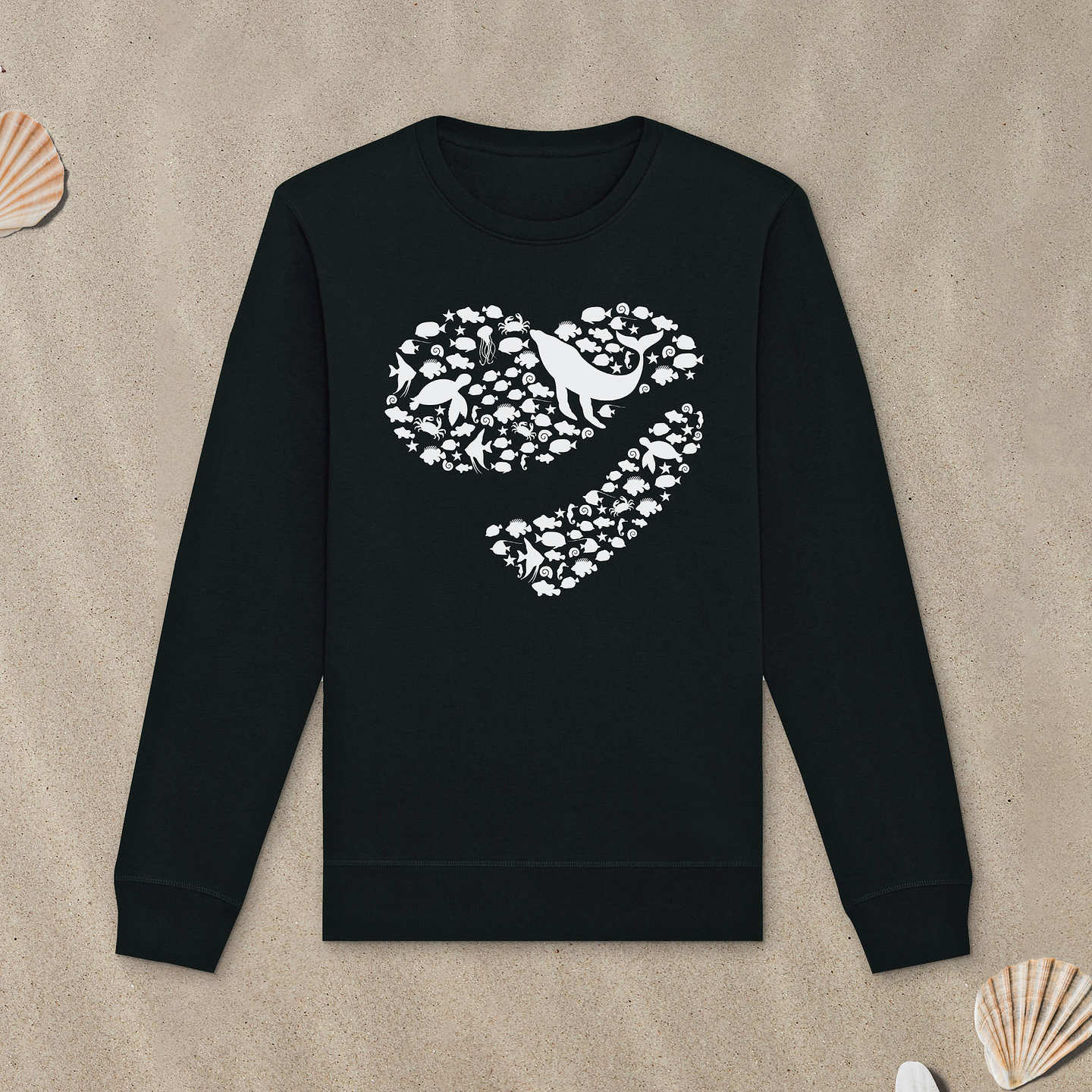 Schwarzes Sweatshirt mit Meerestiere-Motiv in Herzform liegt im Sand.