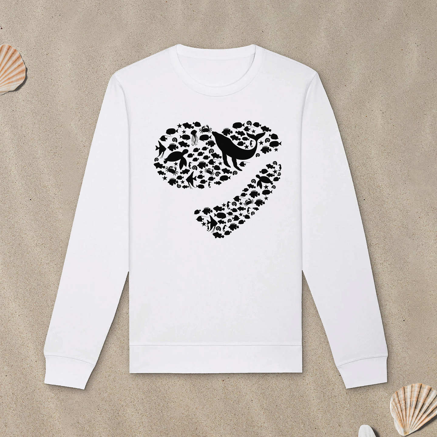 Weißes Sweatshirt mit Meerestiere-Motiv in Herzform liegt im Sand.