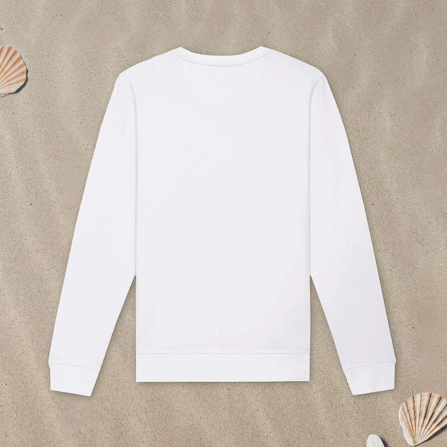Weißes Sweatshirt liegt mit der Rückseite nach oben im Sand.