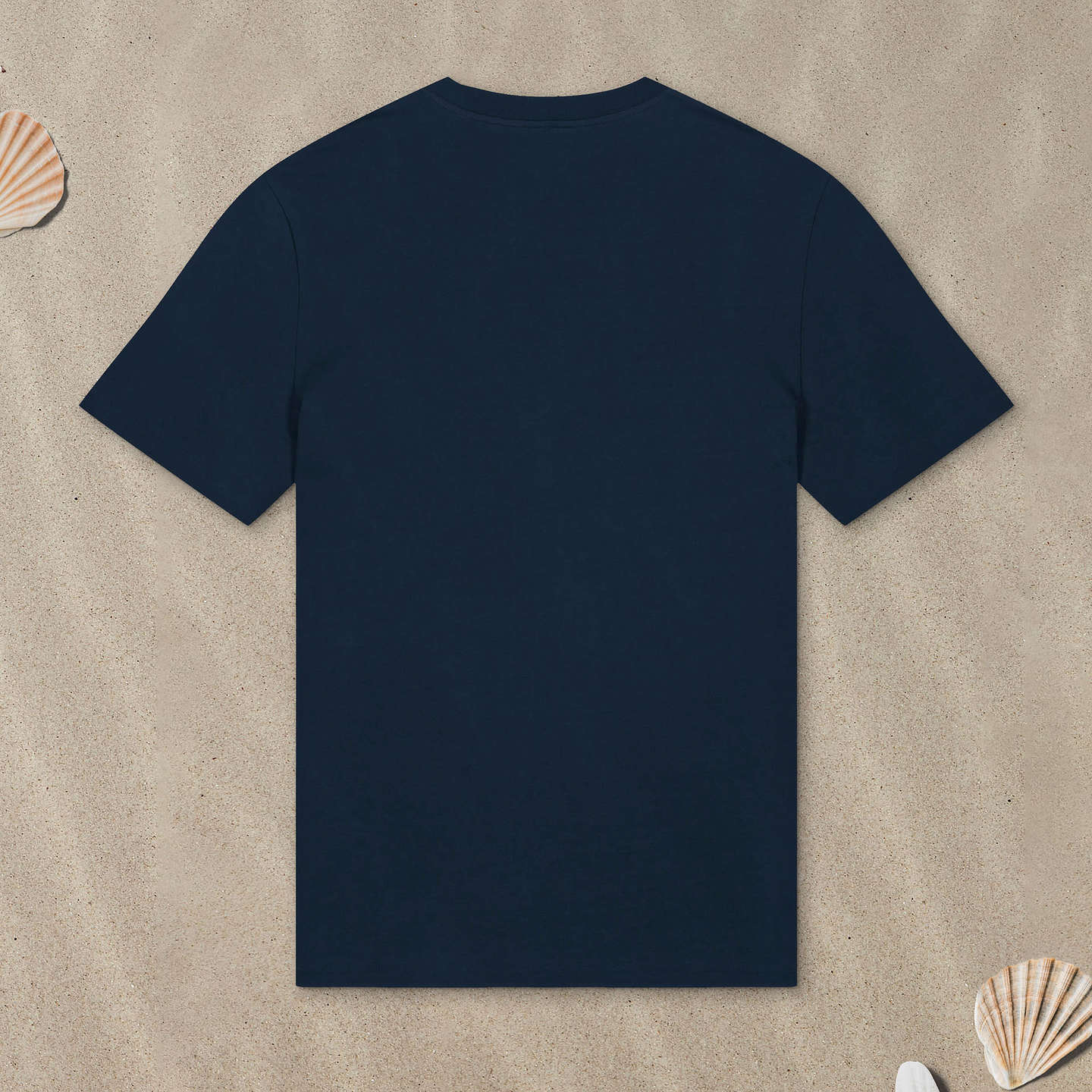 Marineblaues T-Shirt liegt mit der Rückseite nach oben im Sand.