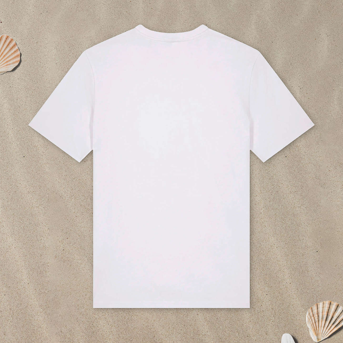 Weißes T-Shirt liegt mit der Rückseite nach oben im Sand.