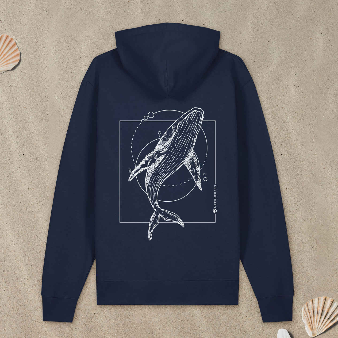 Marineblauer Hoodie Zipper mit Buckelwal-Motiv liegt im Sand.