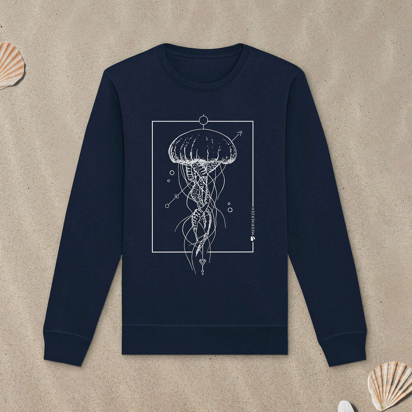 Marineblaues Sweatshirt mit Qualle-Motiv liegt im Sand.