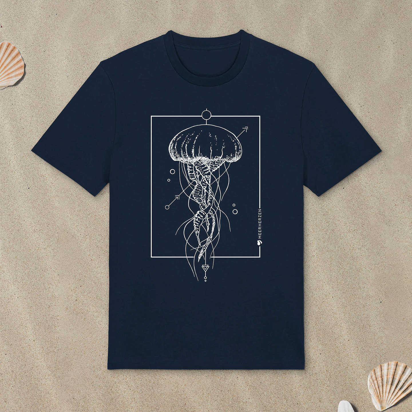 Marineblaues T-Shirt mit Qualle-Motiv liegt im Sand.