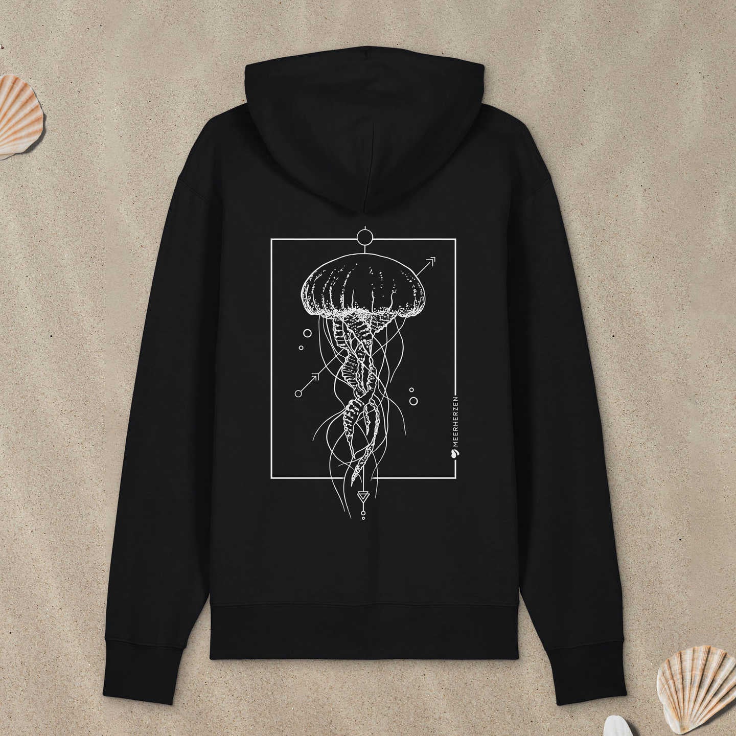 Schwarzer Hoodie Zipper mit Qualle-Motiv liegt im Sand.