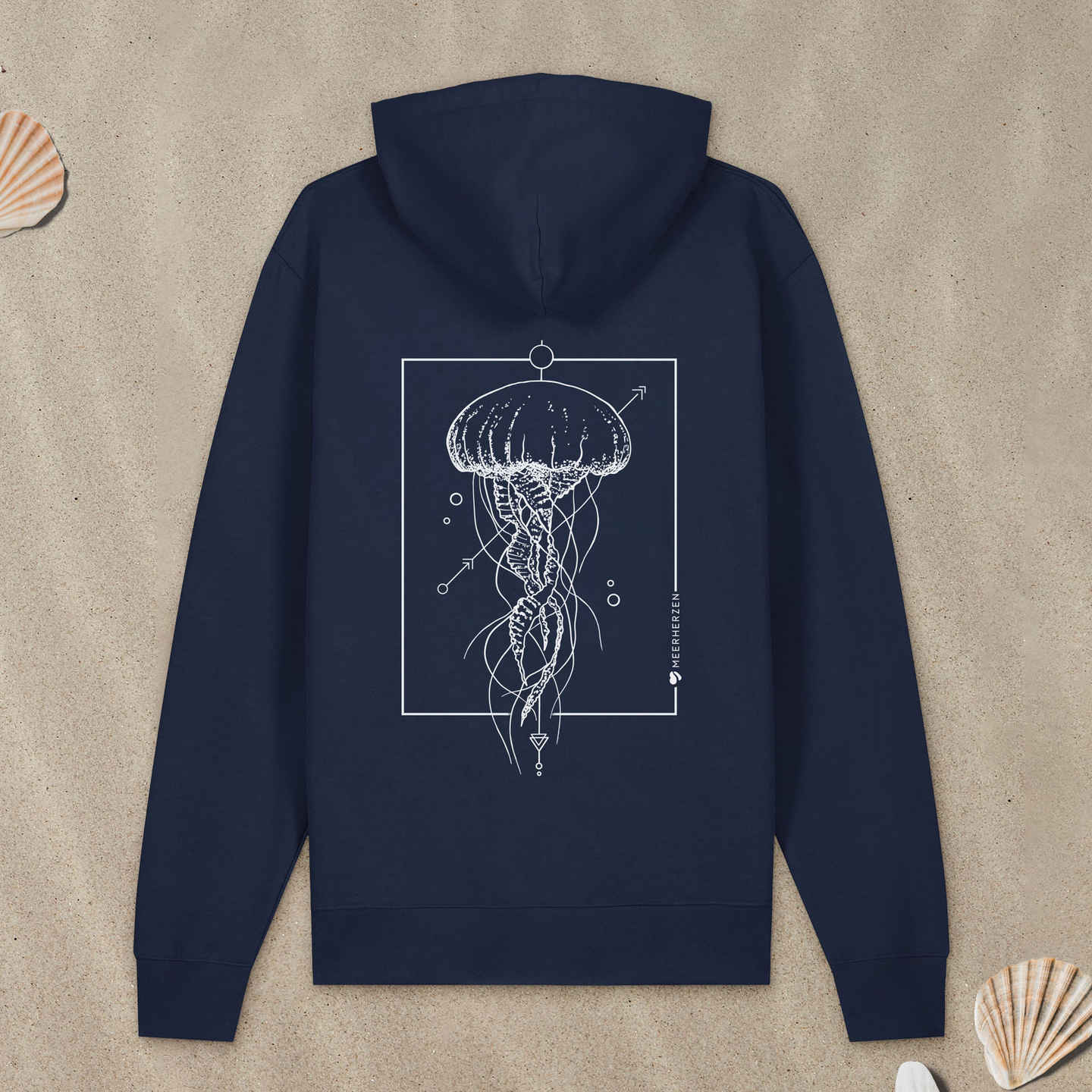 Marineblauer Hoodie Zipper mit Qualle-Motiv liegt im Sand.