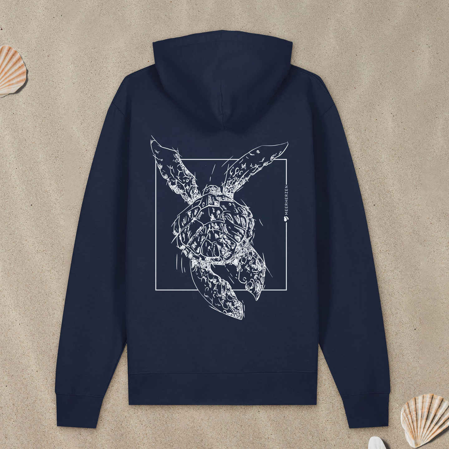 Marineblauer Hoodie Zipper mit Meeresschildkröte-Motiv liegt im Sand.
