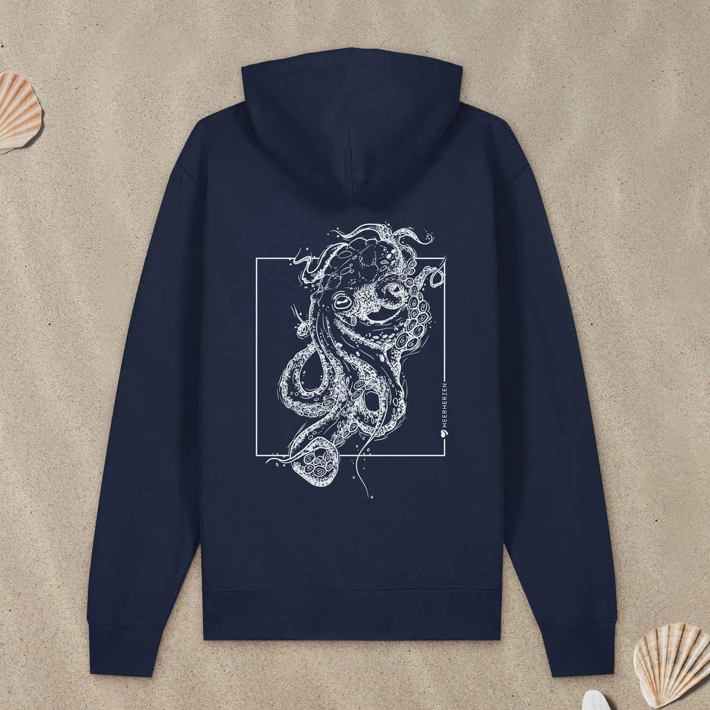 Marineblauer Hoodie Zipper mit Tintenfisch-Motiv liegt im Sand.