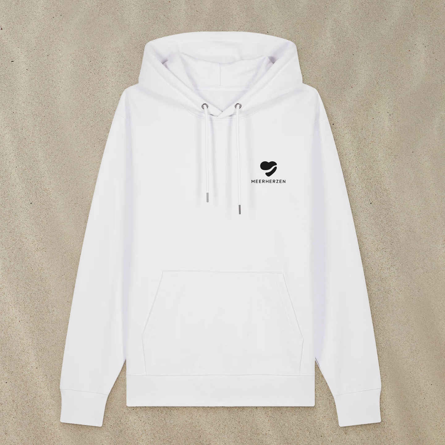 Weißer Hoodie mit Herz-Logo auf der Brust liegt im Sand.