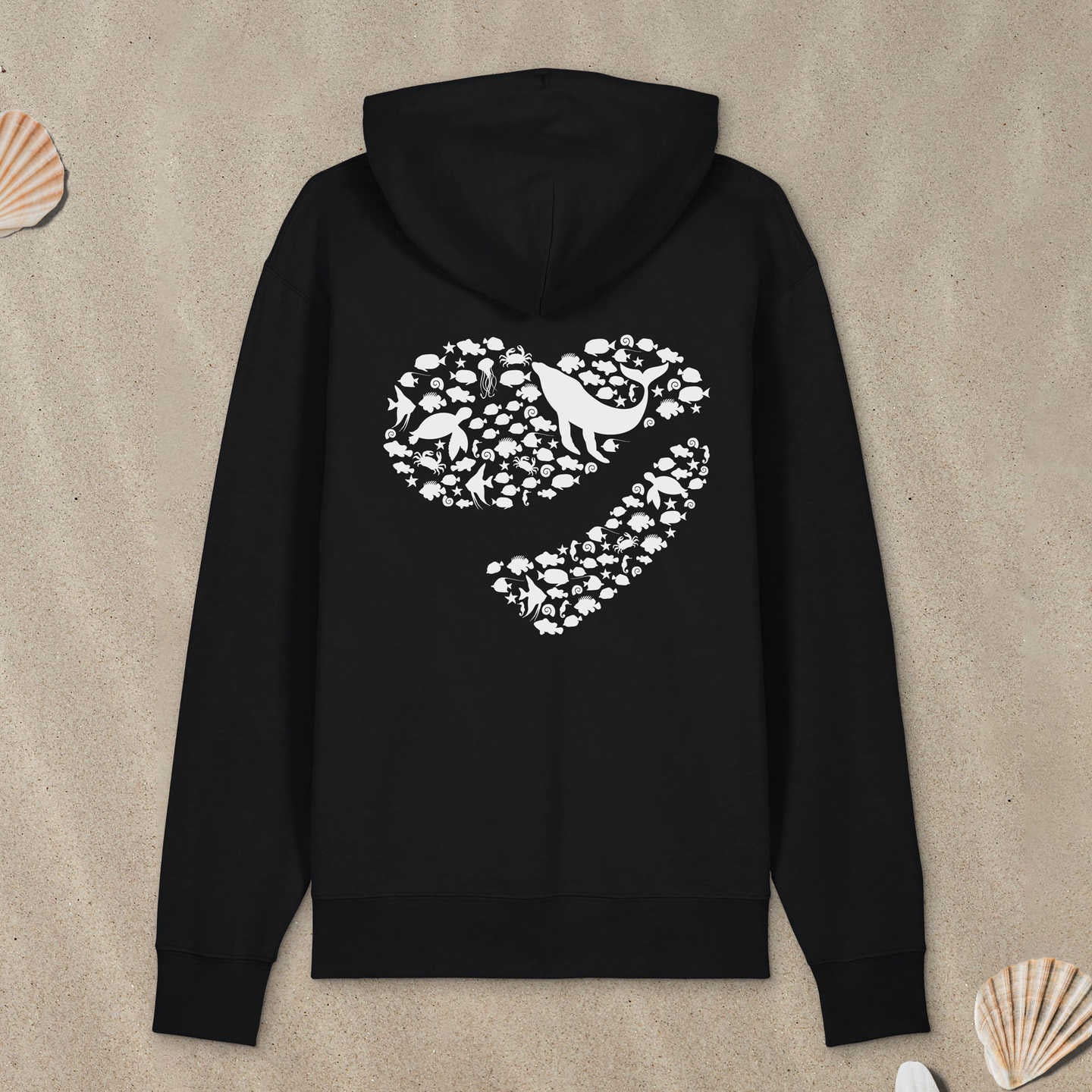 Schwarzer Hoodie mit Meerestiere-Motiv in Herzform liegt im Sand.