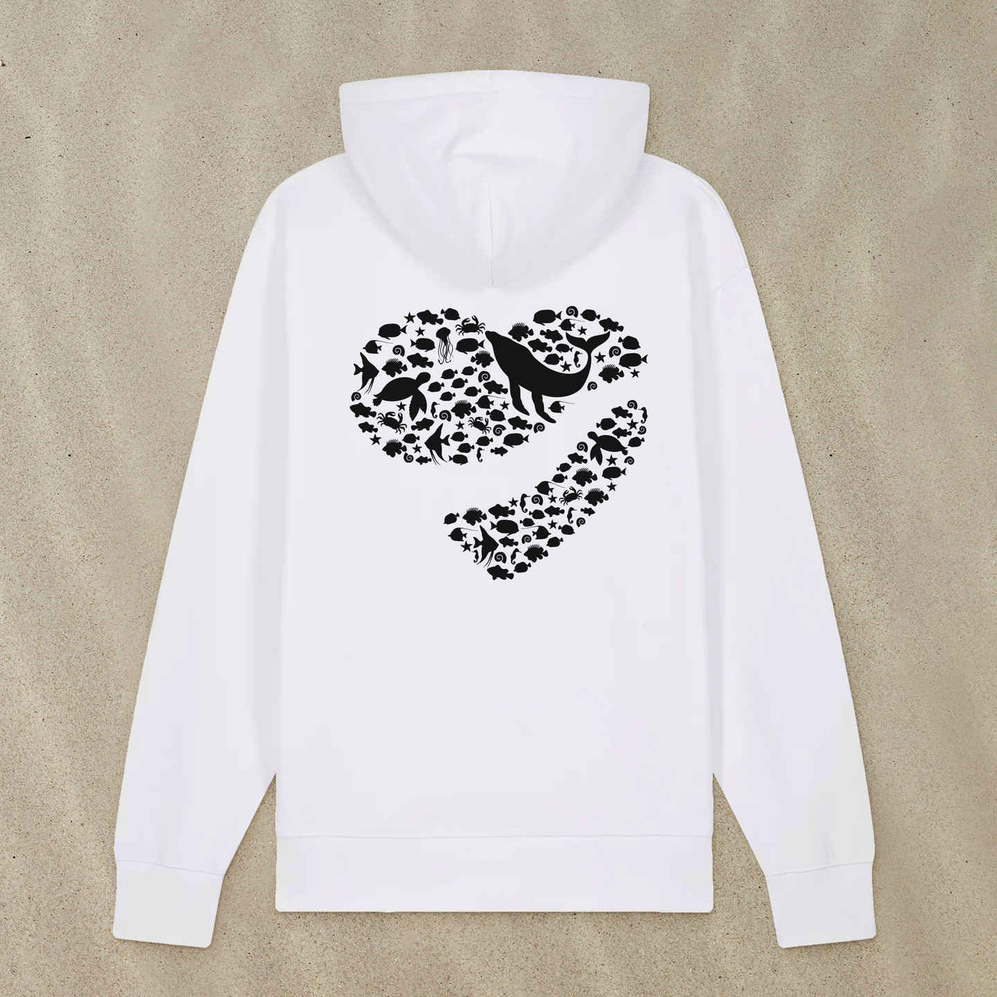 Weißer Hoodie mit Meerestiere-Motiv in Herzform liegt im Sand.